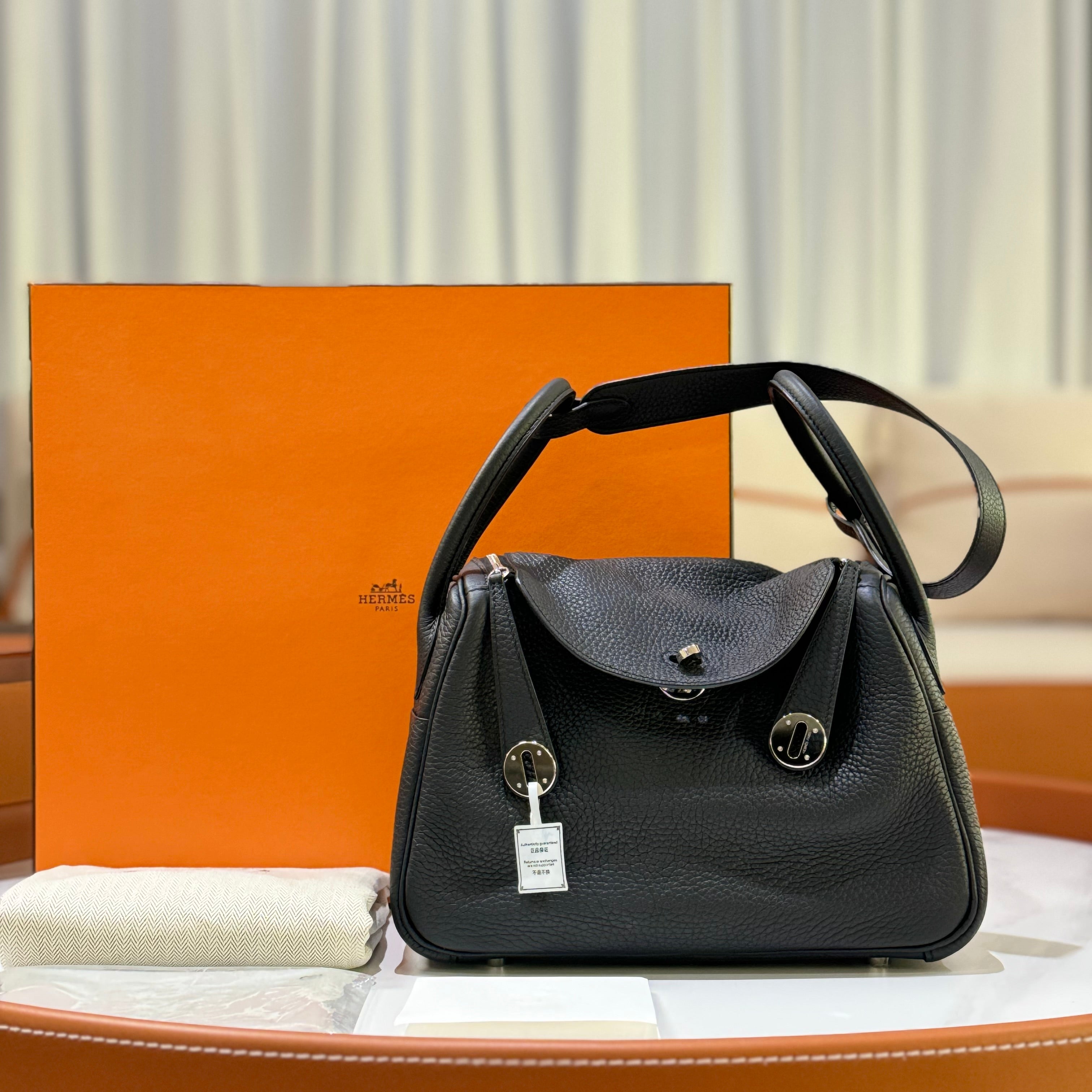 HERMES LINDY 26 BLACK AND SILVER STAMP D | COLLINS RAIN