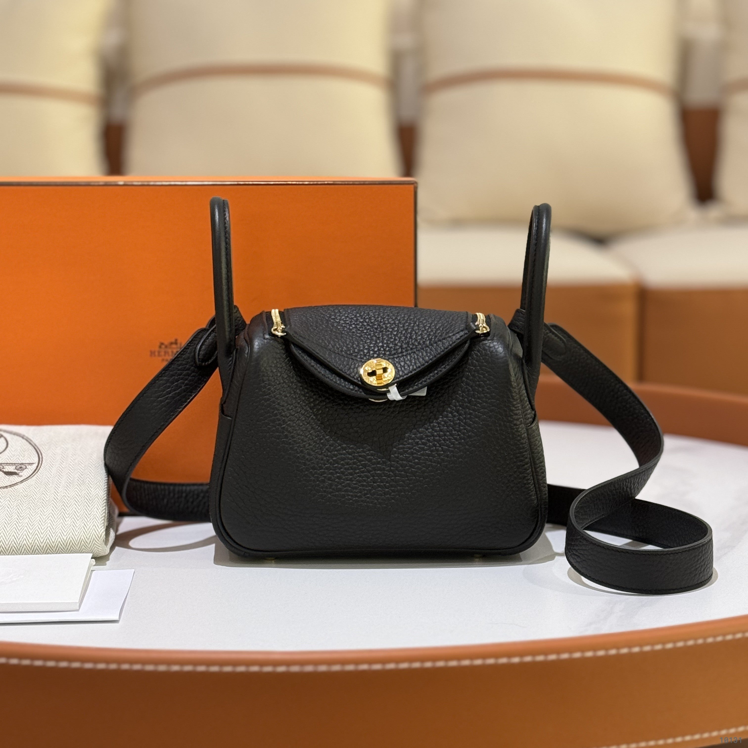 HERMES MINI LINDY IN BLACK WITH GOLD HARDWARE (STAMP B) | COLLINS RAIN