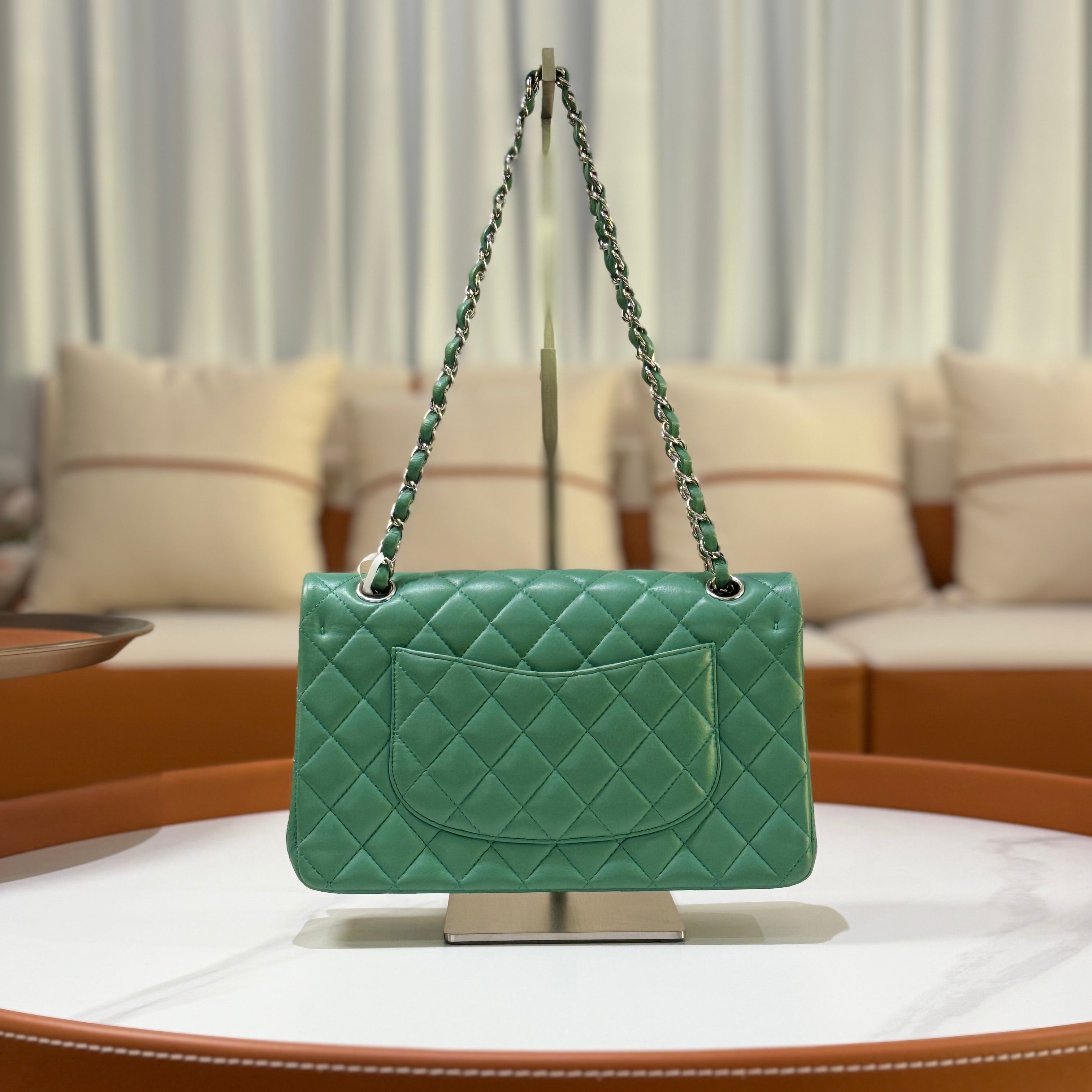 CHANEL CLASSIC FLAP MEDIUM LAMBSKIN GREEN