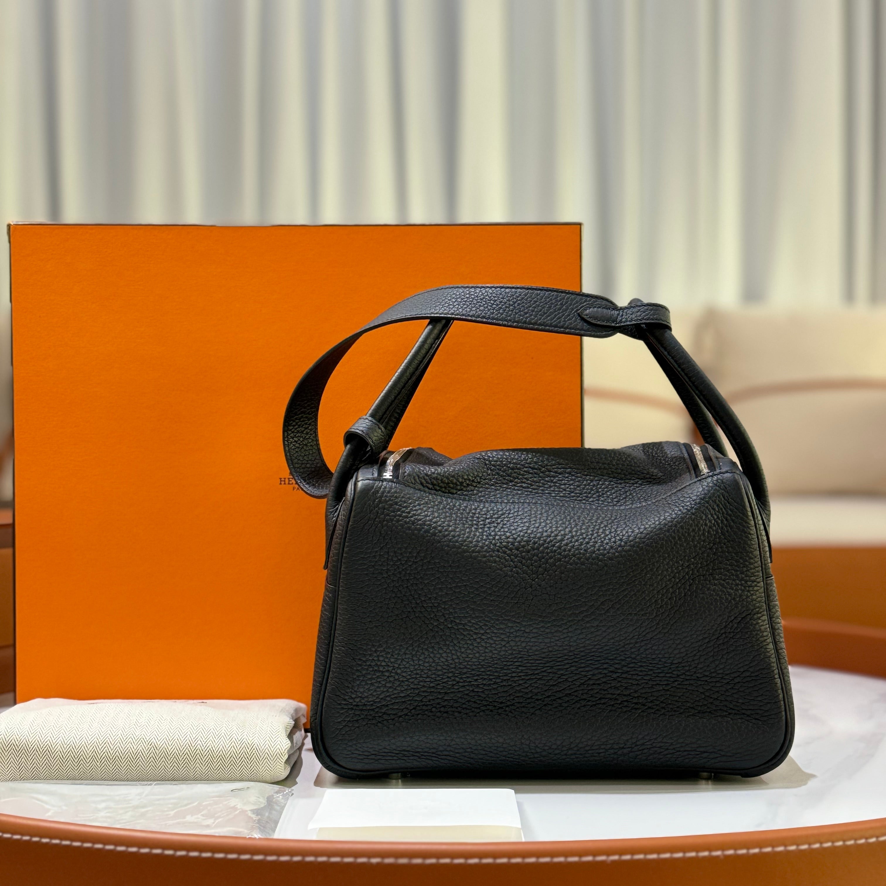 HERMES LINDY 26 BLACK AND SILVER STAMP D | COLLINS RAIN