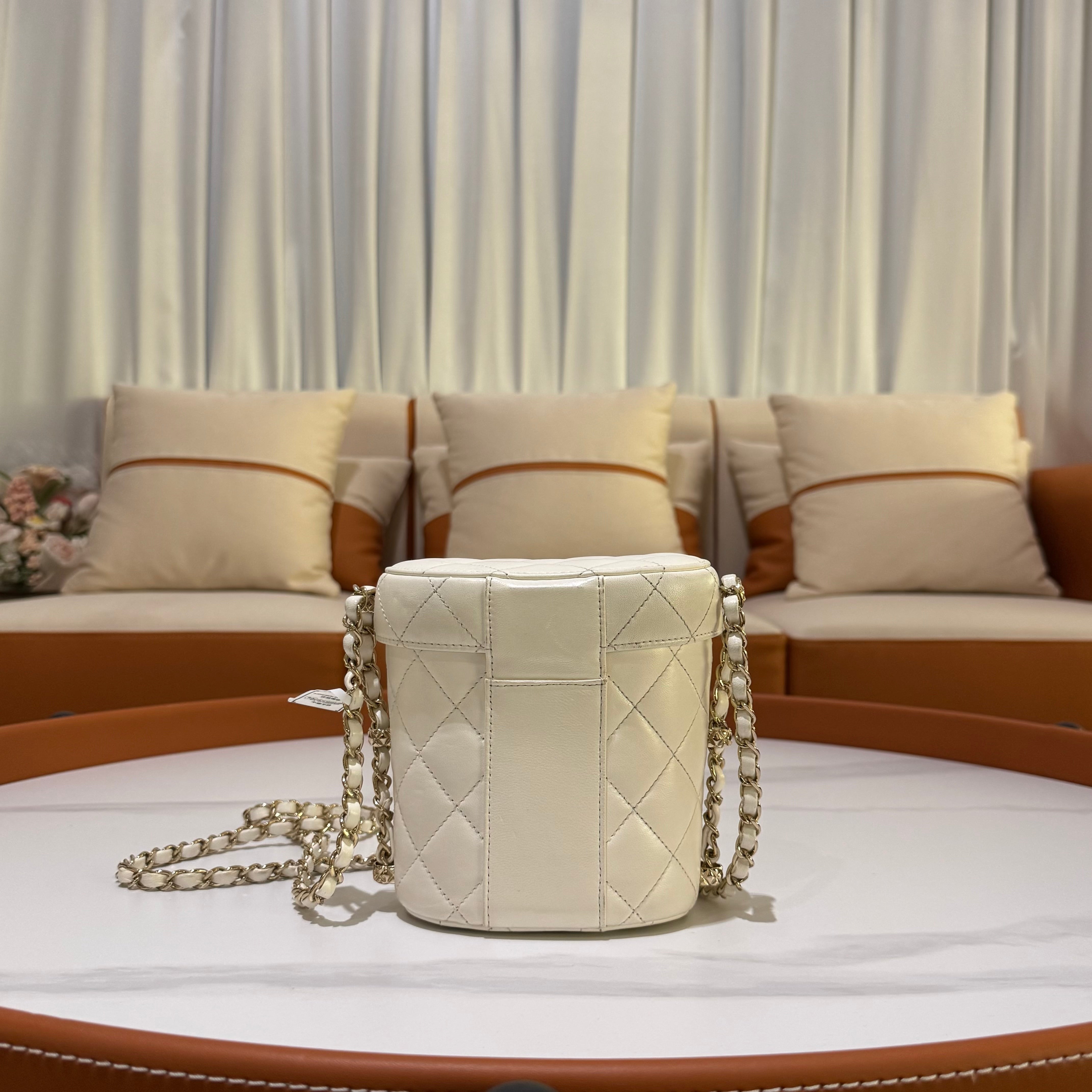 CHANEL WHITE BOX BAG CROSSBODY BUCKET CHIP VERSION