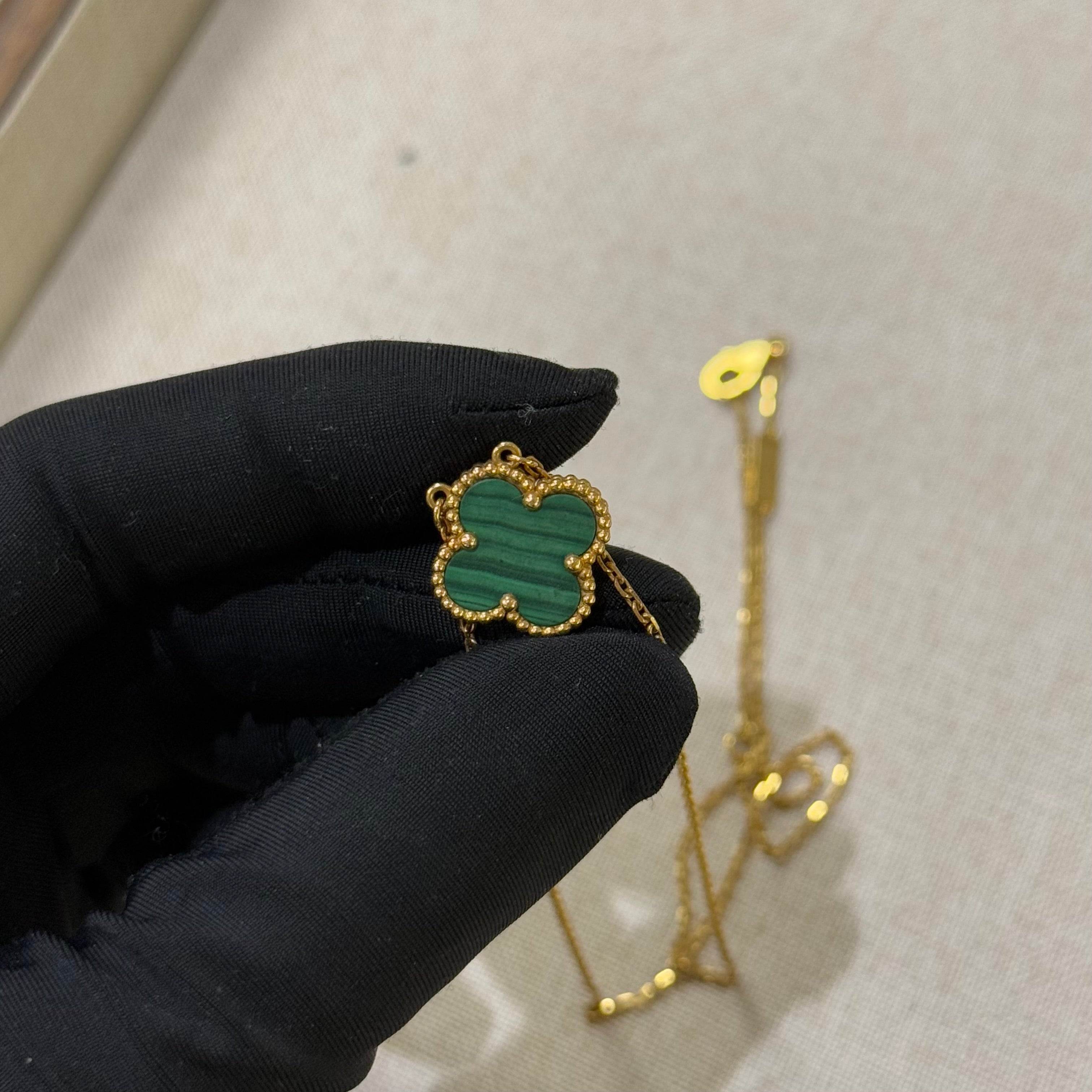 VINTAGE ALHAMBRA PENDANT 18K YELLOW GOLD, MALACHITE