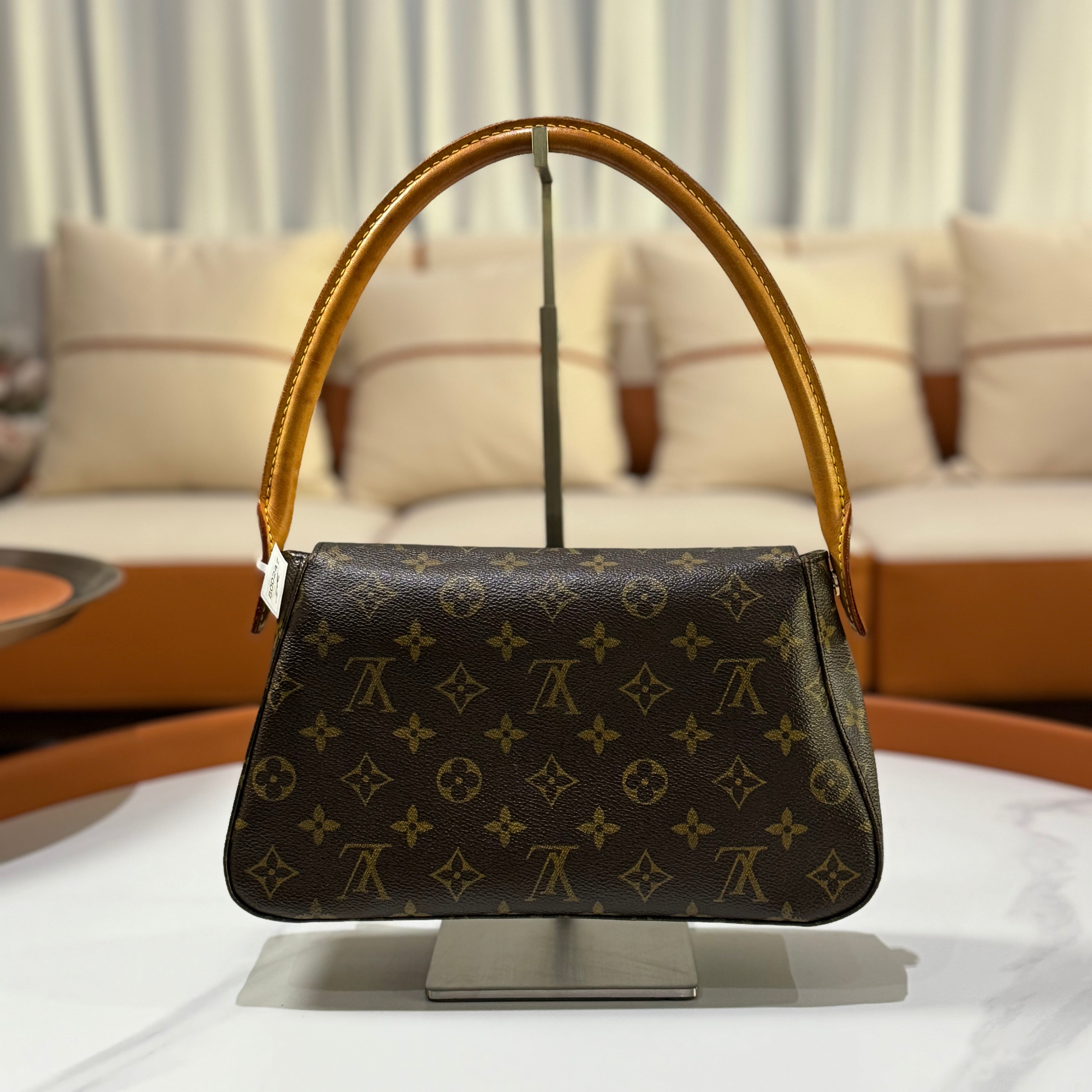 LOUIS VUITTON VINTAGE LOOPING BAG