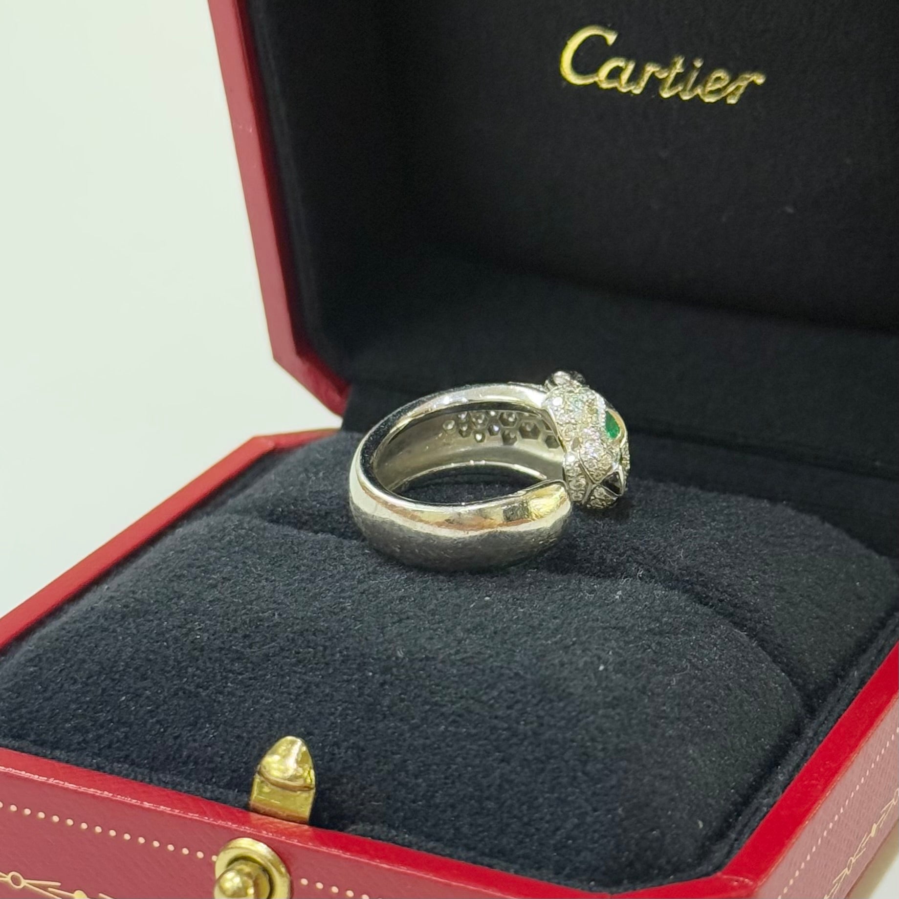 PANTHÈRE DE CARTIER RING WHITE GOLD, DIAMONDS, EMERALDS, ONYX