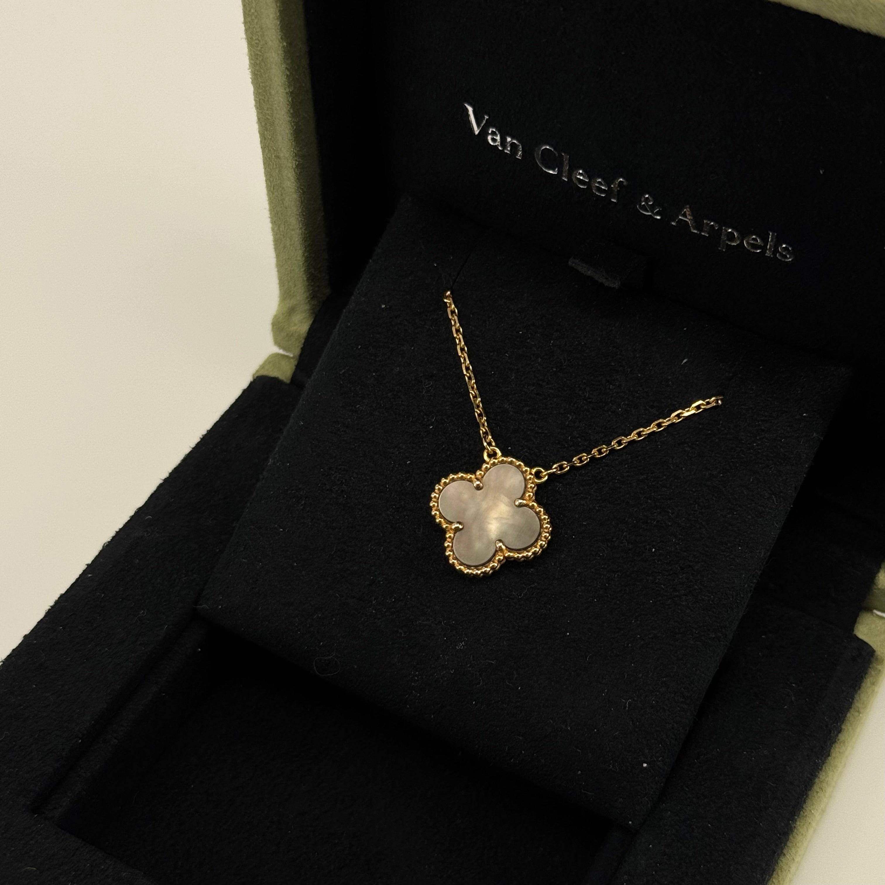 VAN CLEEF & ARPELS VINTAGE ALHAMBRA PENDANT MOTHER OF PEARL / ROSE GOLD