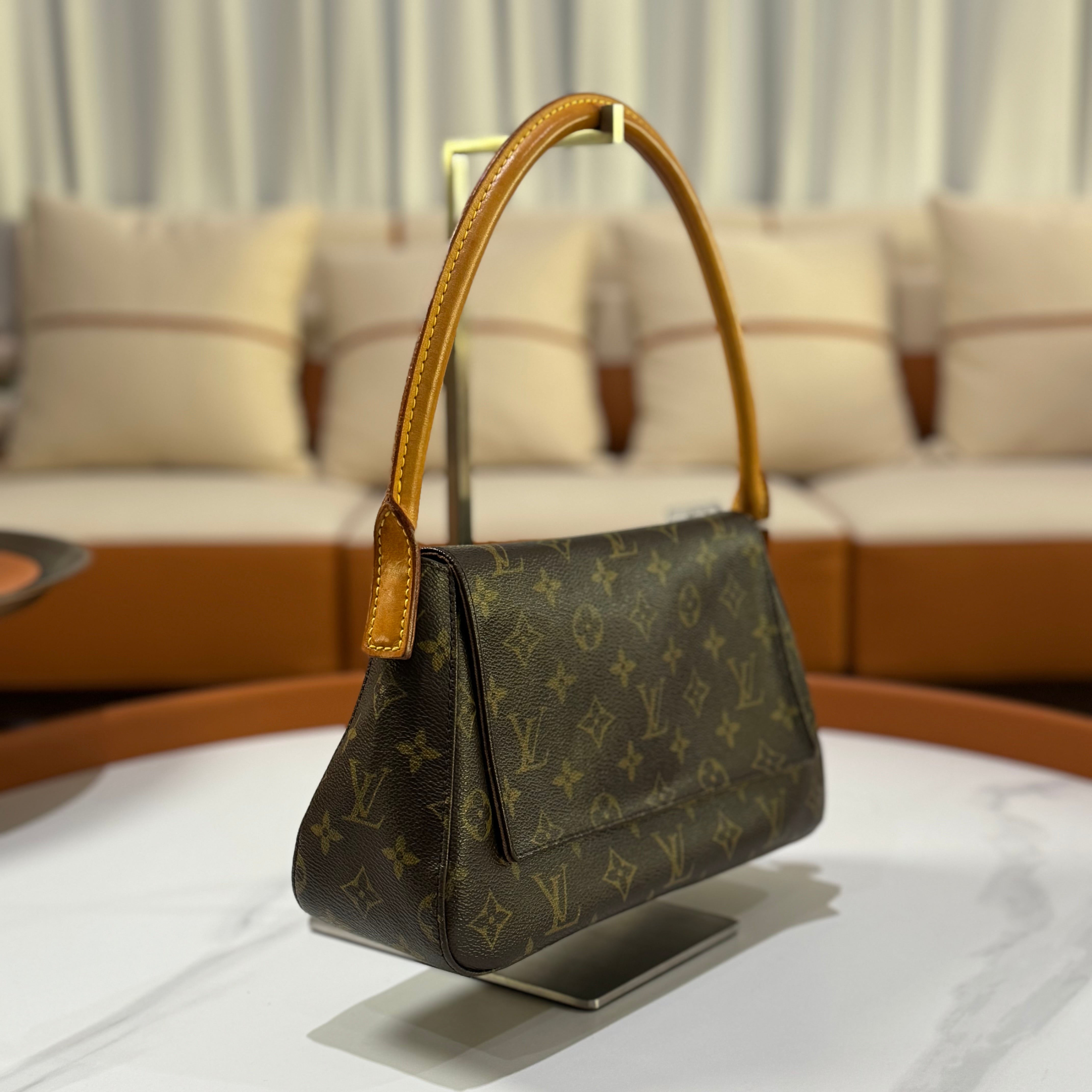 LOUIS VUITTON VINTAGE LOOPING BAG