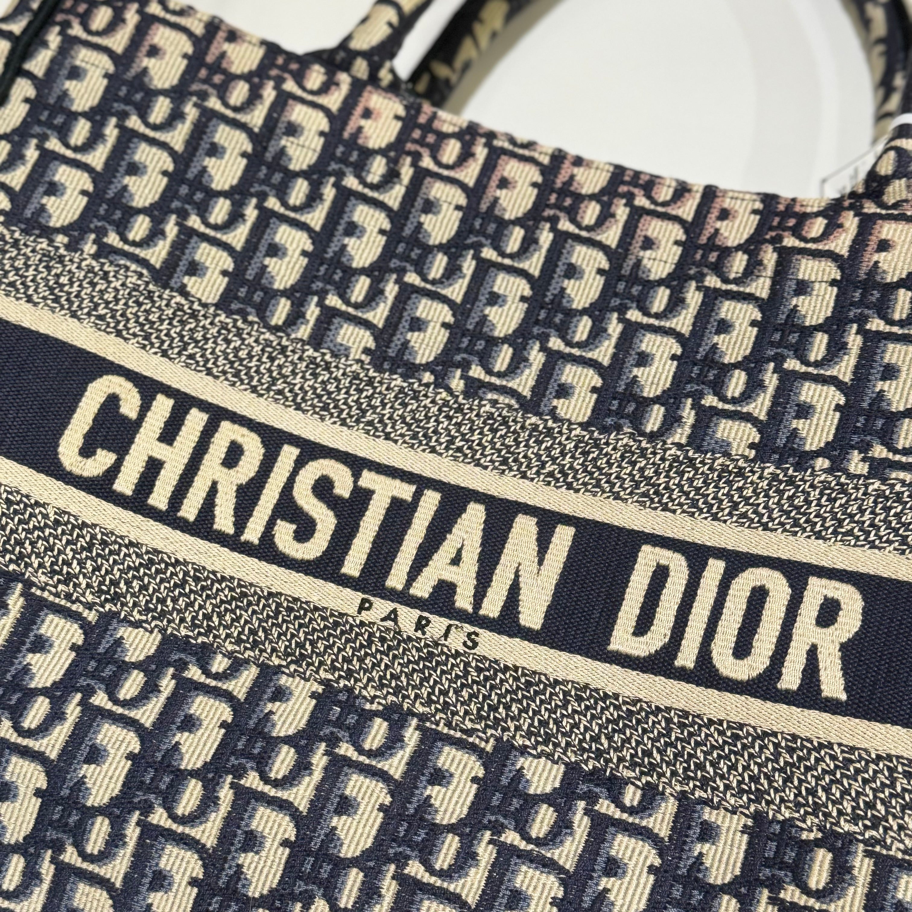 DIOR MEDIUM TOTE | COLLINS RAIN